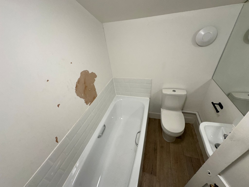 Lot: 213 - TWO-BEDROOM END-TERRACE COTTAGE WITH PARKING TO FRONT AND GARDEN TO REAR - Main Bathroom